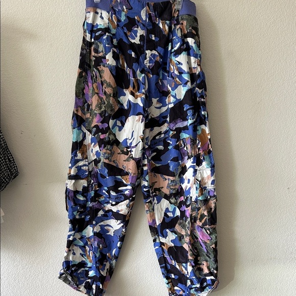 NWT Free People movement Mesmerize Me Printed Pant Violet Splendor Camo L - Picture 3 of 11